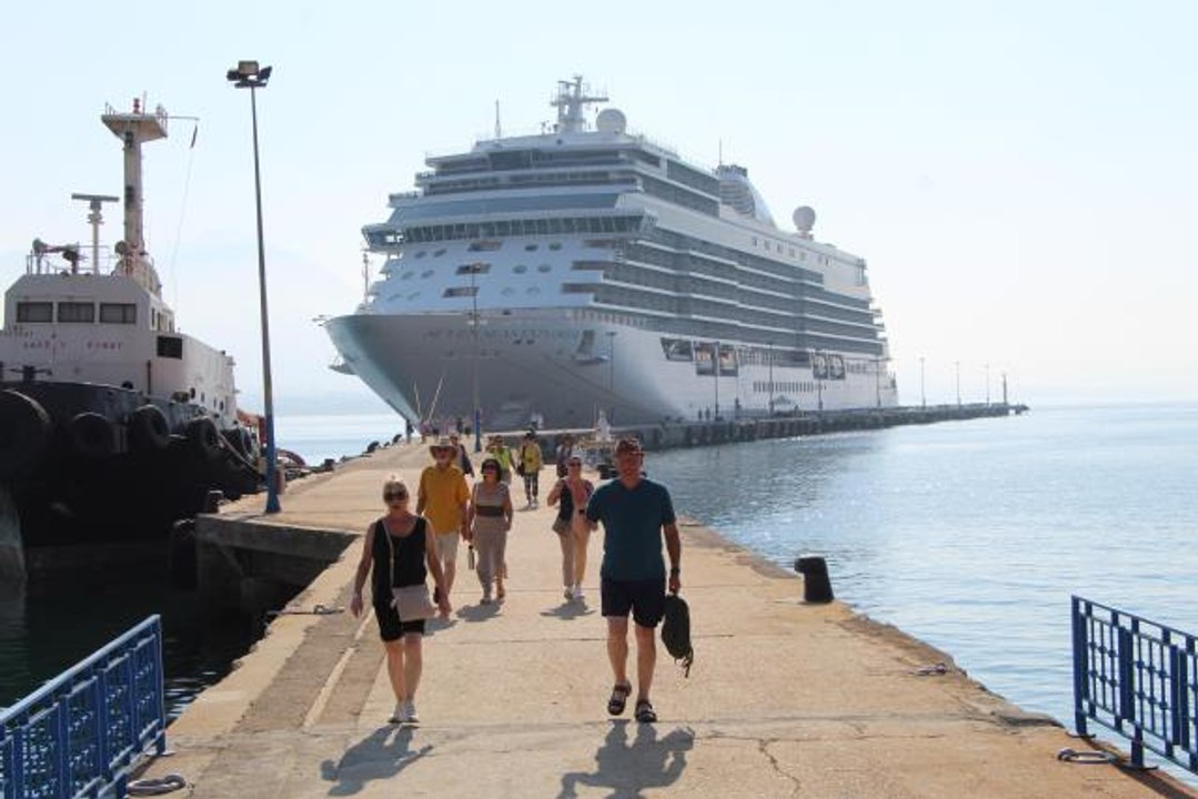 Antalya ekonomi haberleri: Alanya'ya "Seven Seas Explorer" ile 324 turist geldi