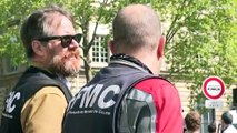 Paris : des centaines de motocyclistes manifestent contre le stationnement payant