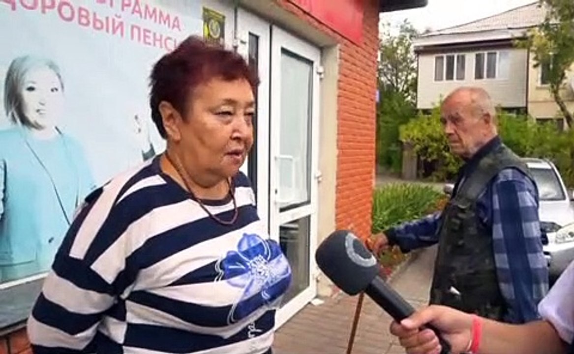 дедушка перед камерой прервал хвалебную речь местной общественницы