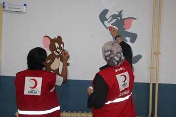 ÖĞRENCİLERİN UYUMU İÇİN OKUL DUVARLARINA ÇİZGİ FİLM KARAKTERLERİ ÇİZDİLER