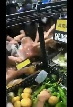 Koronavirüs vakaları arttı! Pazarda izdiham yaşandı