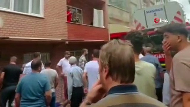 Yangında mahsur kalan anne çocuğunu balkondan attı: O anlar saniye saniye kamerada