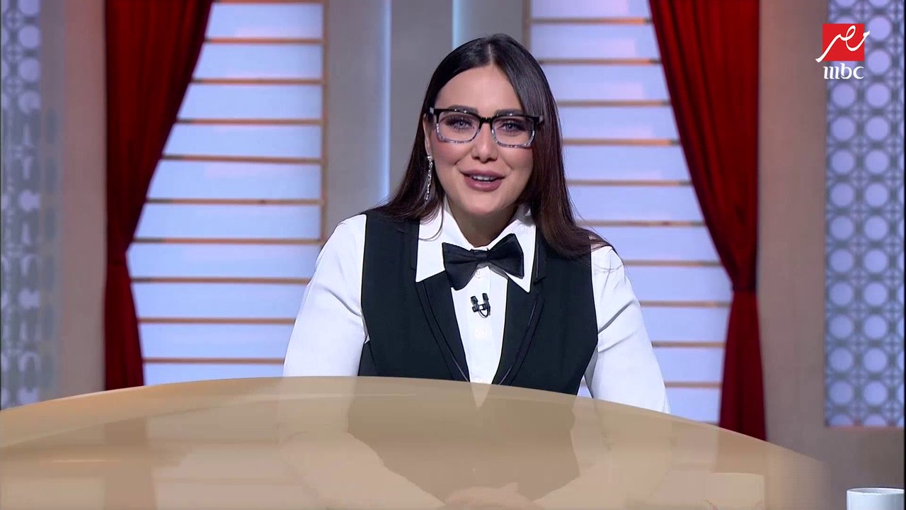 بثينة راجعة من الأجازة لابسة نضارة والشيف حسن متوتر: عاملة فيها مدرسة عربي