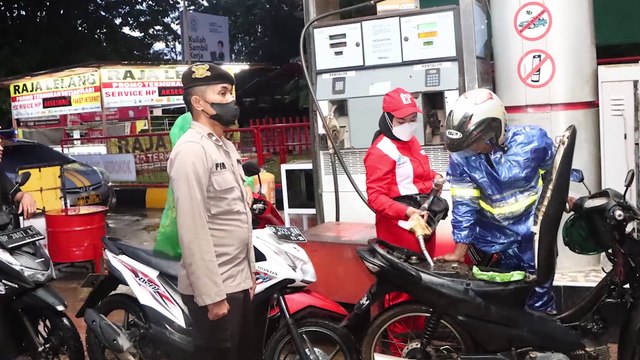 KAPOLRESTA BARELANG PERINTAHKAN JAJARANNYA LAKUKAN MONITORING DAN PENGAMANAN KENAIKAN HARGA BBM DI SPBU DI KOTA BATAM