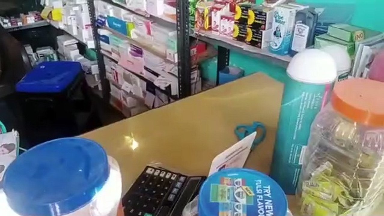 भाईजी चौक में एक ही रात में चार दुकानों के टूटे...
