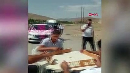 Düğün konvoyunun önü okey masasıyla kesildi