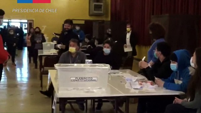 Chilenos votan en plebiscito para cambiar Constitución heredada de Pinochet