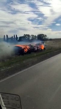 Ce camion se la joue Madmax avec sa paille en feu