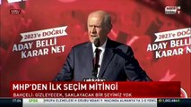 Bahçeli ayrıca, sosyalist şair Adnan Yücel’in dizelerini Pir Sultan Abdal’a ait olduğunu sanarak okudu