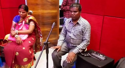 দেবীর পুজোয় ভিক্ষুকের গান রেকর্ড!| Oneindia Bengali