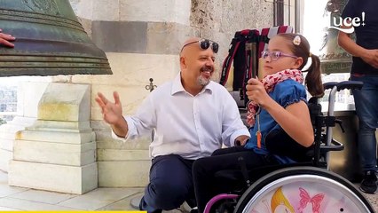 Margherita sale sulla Torre di Pisa: giù le barriere su i sogni