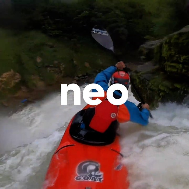 Ces kayakistes franchissent le Saut du Doubs : une chute d'eau de 27 mètres de haut