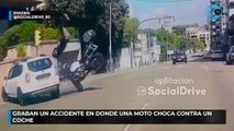 Graban un accidente en donde una moto choca contra un coche