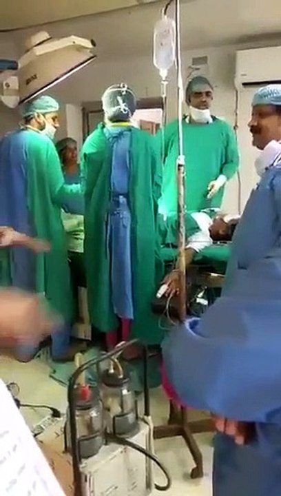 مشاجرة بين أطباء في اثناء عملية جراحية لمريض