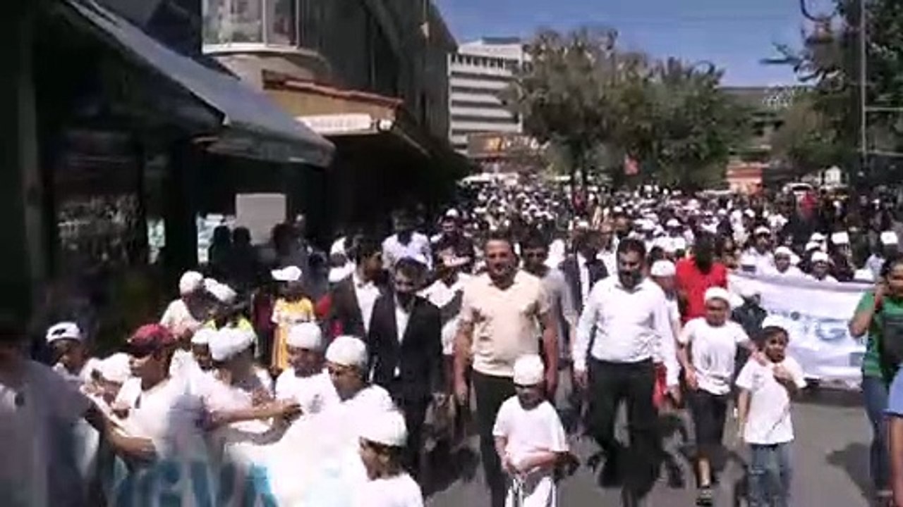 TÜGVA’dan yaz okulu ‘etkinliği’: Takke takılan çocuklar tekbirlerle yürütüldü!