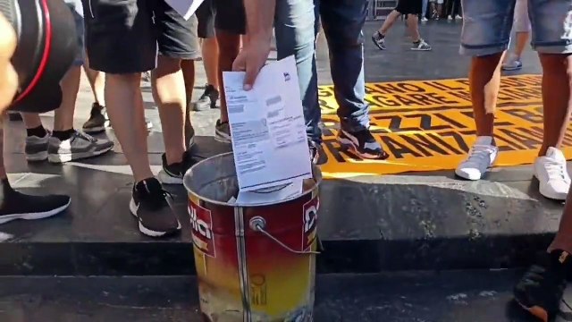 İtalya’da elektrik zamları protesto edildi: Belediye binası önünde faturalarını yaktılar