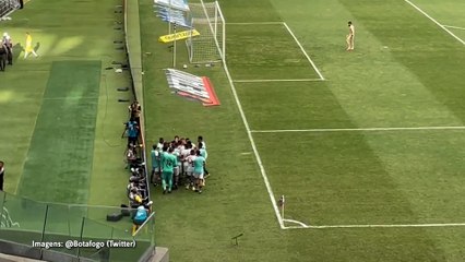 Descargar video: Jogadores do Botafogo comemoram muito gol sobre o Fortaleza com o lateral Rafael