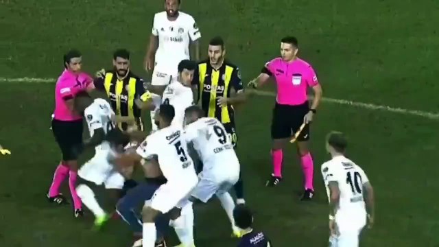 5 gollü maçı Beşiktaş kazandı, sahaya giren taraftar futbolculara saldırdı