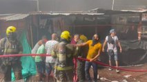 Bomberos de Cali intentan controlar incendio en plaza de mercado de Siloé