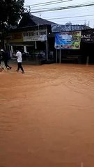 BREAKING NEWS. Hujan Sejak Pagi, Rumah dan Jalan di Cempaka Terendam Banjir
