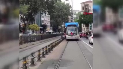 İSTANBUL-TRAMVAYDA TEHLİKELİ YOLCULUK KAMERADA