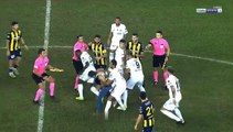 Sahaya giren taraftar Beşiktaşlı futbolculara saldırdı