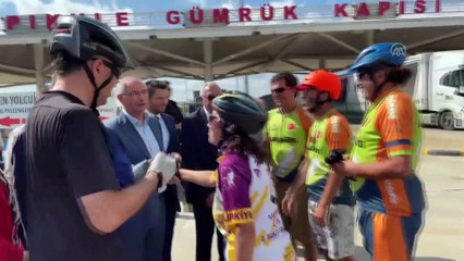 Erdoğan'ın mektubunu gurbetçilere ileten Ala: Gümrük sahasında bekleyen gurbetçilerin güzel vakit geçirebilmeleri için...