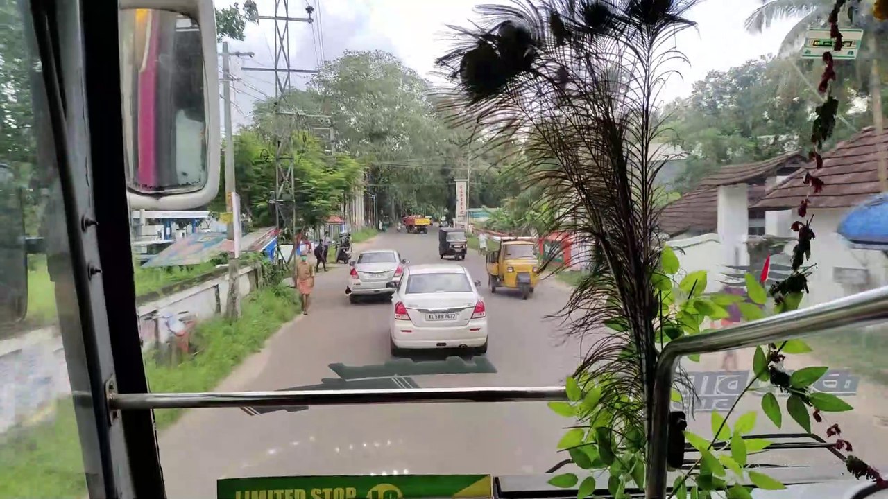 Extremely aggressive bus driving through narrow roads helped us to get Matka Biryani (हिंदी मे)