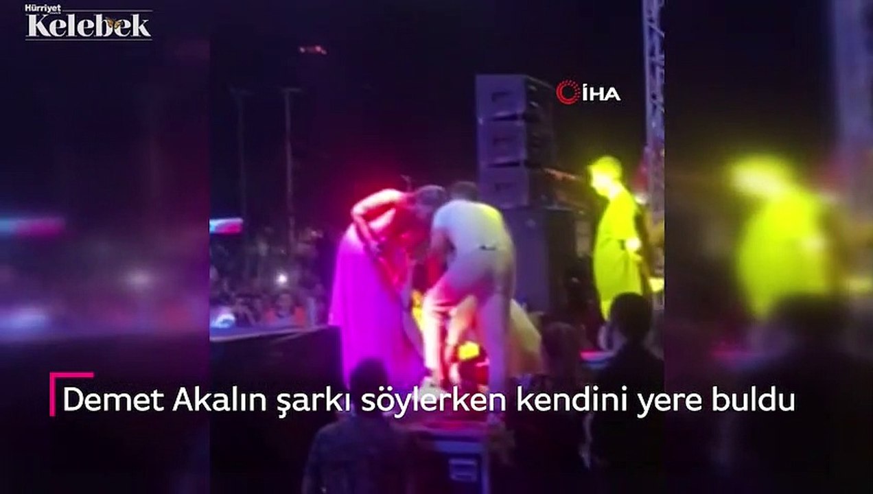 Demet Akalın şarkı söylerken kendini yere buldu