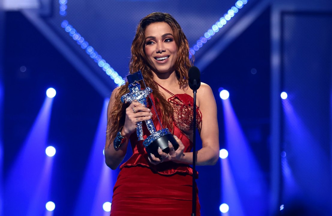 Leo Dias segue Anitta novamente nas redes sociais após polêmicas com cantora