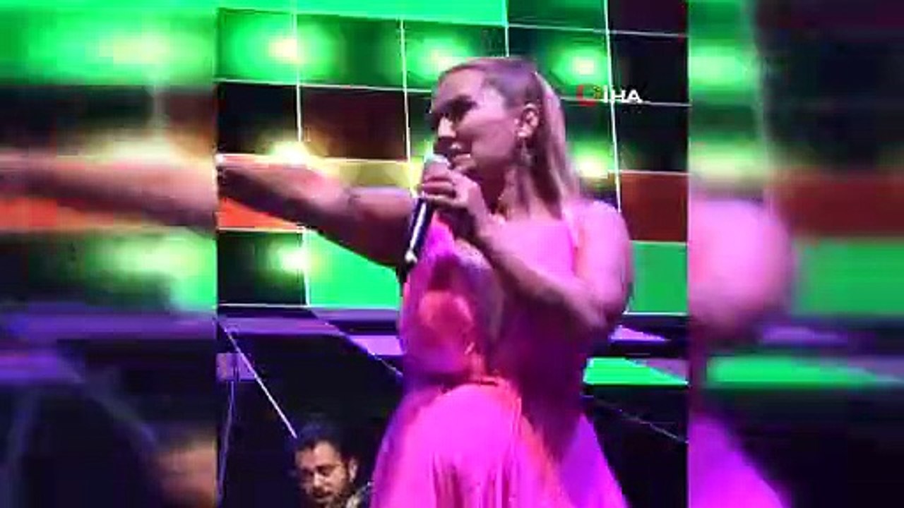 Demet Akalın şarkı söylerken kendini yere buldu
