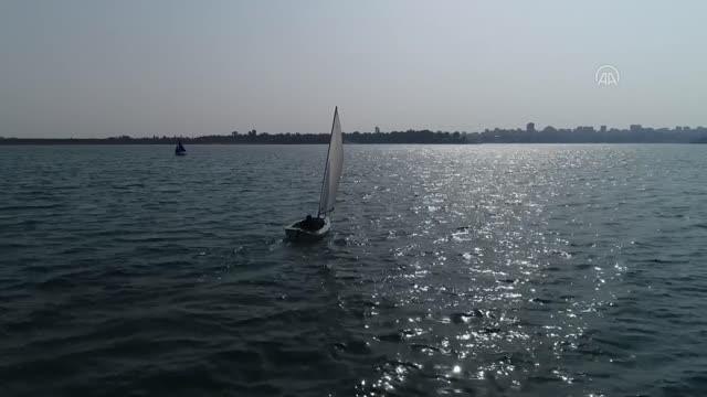 Engelli yelkenciler dünya şampiyonasında yarışmak için ter döküyor