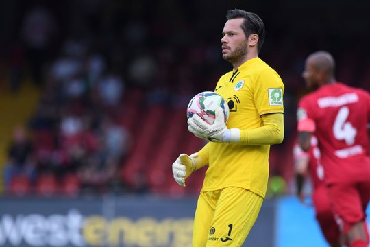 Doppel-Rot und Abwehr-Lücken: Rot-Weiß Oberhausen verliert gegen Schalke II