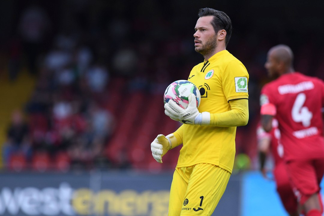 Doppel-Rot und Abwehr-Lücken: Rot-Weiß Oberhausen verliert gegen Schalke II