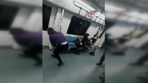 Kadıköy metroda şoke eden görüntü: ellerinin üstünde metroya bindi