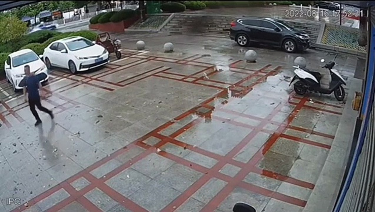 Il déplace une pierre pour pouvoir sortir d'un parking et se fait magnifiquement troller