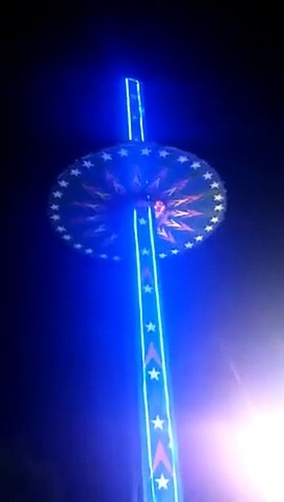 Inde : Un manège "ascenseur" lâche et tombe au sol