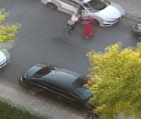 Son dakika haberi! ESENYURT'TA SOKAK ORTASINDA KADINA SALDIRI KAMERADA