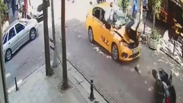 Bayrampaşa'da aynı yerde iki kaza: 4 yaralı