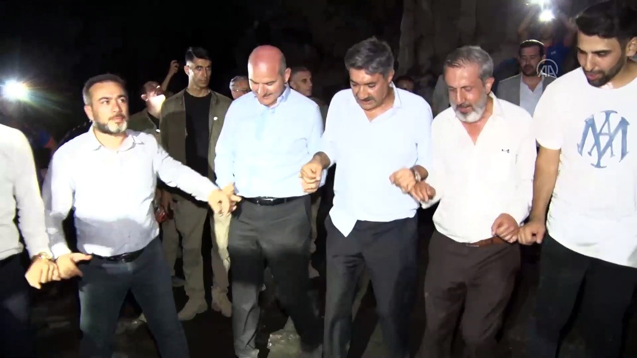 Bakan Soylu, Lice'de Bırkleyn Mağaraları gezisinde gençlerle halay çekti, türkülere eşlik etti