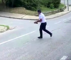 Kaplumbağanın ezilmemesi için yaptığı hareket takdir topladı... O anlar kamerada