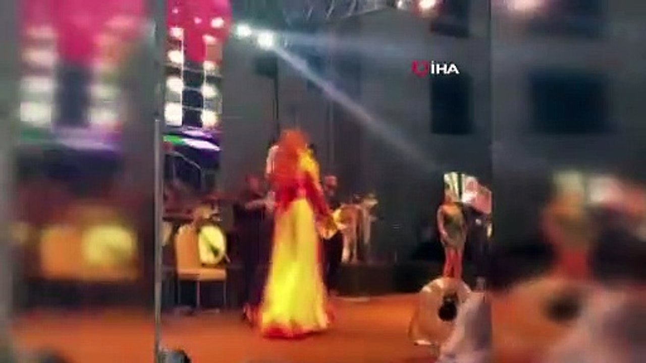 Demet Akalın şarkı söylerken kendini yerde buldu