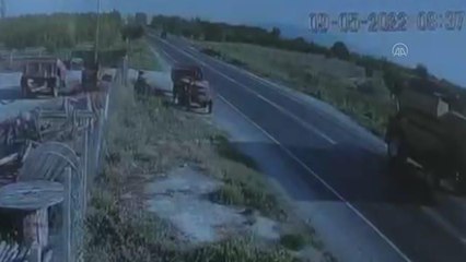 Biçerdöver ile işçi minibüsünün çarpıştığı kazada 12 kişi yaralandı