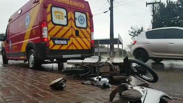 Jovem fica ferido após se envolver em colisão com carro no Cascavel Velho