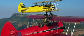 Tom Cruise se filme sur un avion dans le ciel pour la promo de Mission Impossible 7