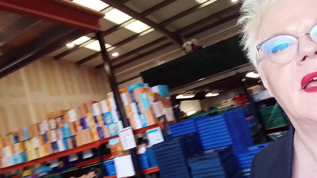 Eddie Izzard visits Eastbourne Foodbank