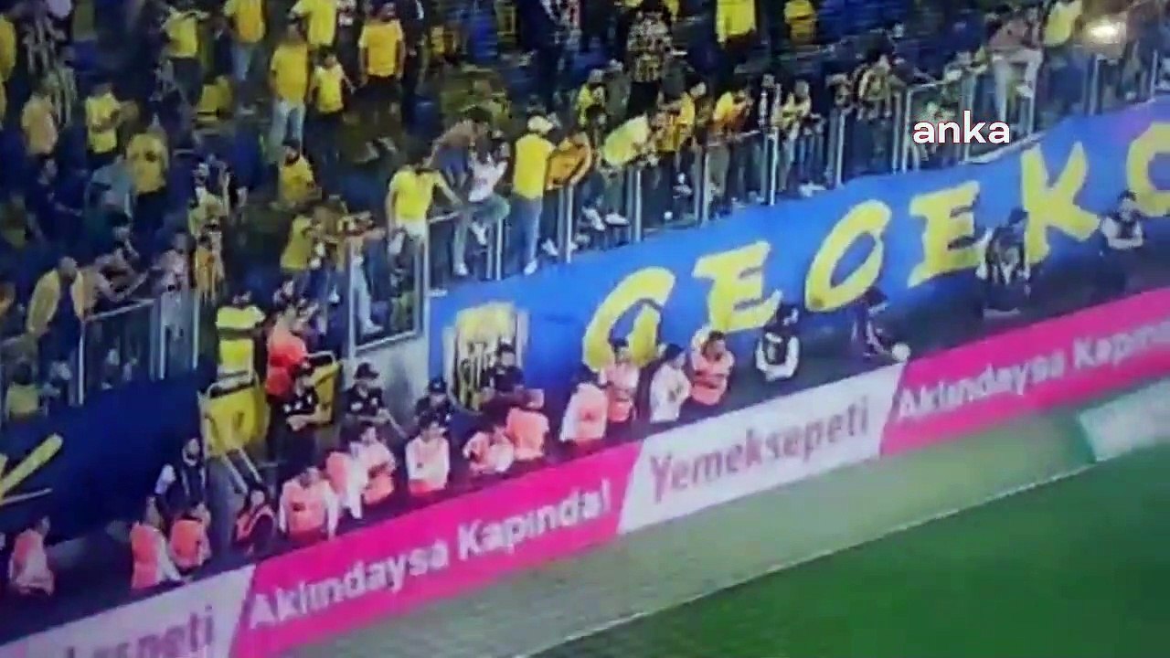 Sahaya atlayıp futbolcuya saldıran o taraftar serbest bırakıldı