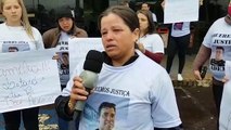 Em lágrimas, irmã de José Ademar de Melo também pede por justiça durante protesto