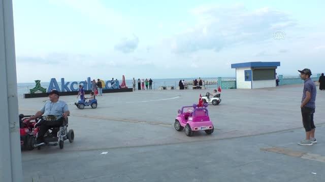 Kiraladığı akülü arabalarla hem çocukları eğlendiriyor hem de geçimini sağlıyor