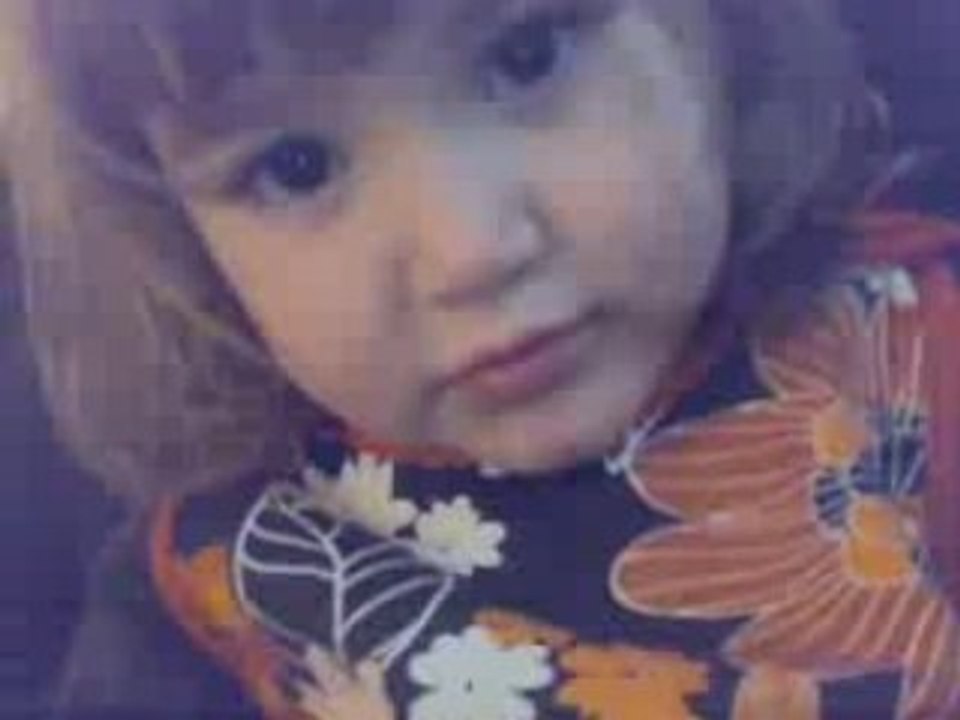 3 alice lyssnar på sånger och vill inte bli filmad